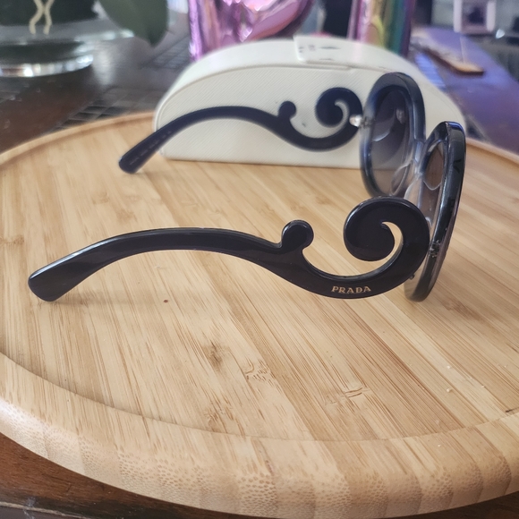 Prada sunglasses with case - Picture 6 of 8